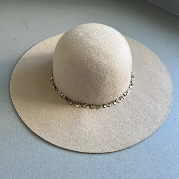 Steve Madden Women 100% Wool Cream Wide Brim Hat with Decorative Gold Coin Chain - Picture 1 of 7